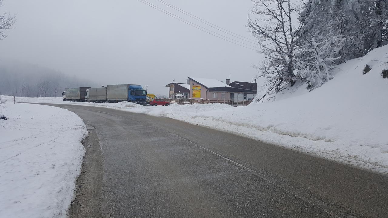 ホテル Pansion I Restoran ,, Pogled" Han Pijesak エクステリア 写真