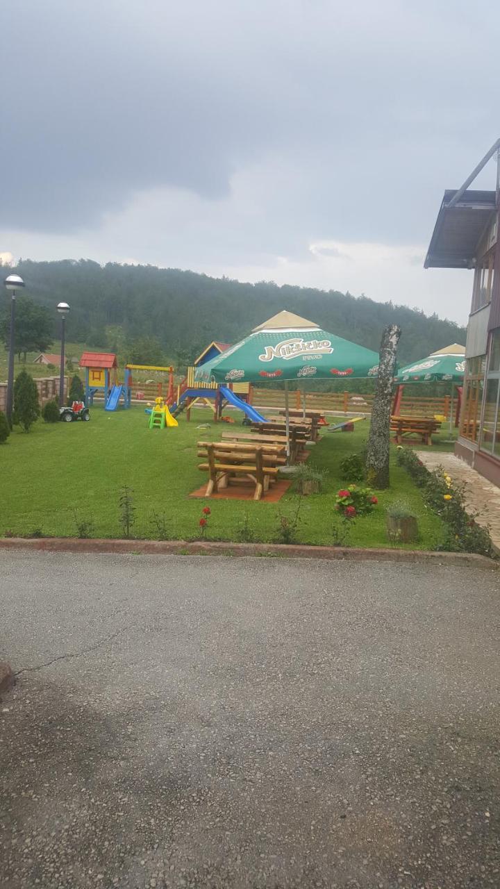 ホテル Pansion I Restoran ,, Pogled" Han Pijesak エクステリア 写真